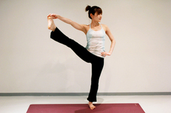 片足をあげて横に開くポーズ