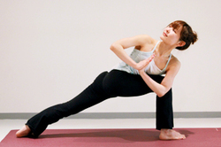 ねじった体側を伸ばすポーズ