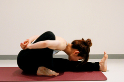 片膝立てた前屈のポーズ