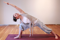 立位の脇ストレッチ