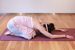 腕を伸ばした子供のポーズ