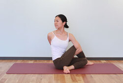 9.背骨を半分ねじるポーズ