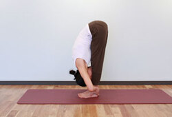 11.手を足につけるポーズ