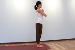 1.息を吸い、吐きながら胸の前で合掌。