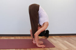 3.息を吐きながら両腕を伸ばすようにしながら体を前に倒して手のひらを床につけ、手と足の指先を横一線にそろえ前屈。（手が届かなければ膝を曲げてもよい） 