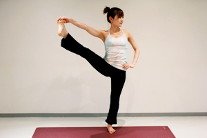 片足をあげて横に開くポーズ