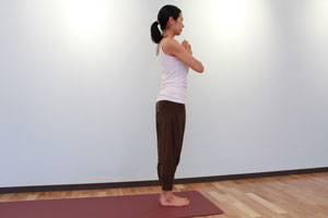 1.息を吸い、吐きながら胸の前で合掌。