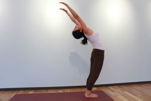 11.息を吸いながら、両腕を大きく伸ばしながら頭上を通って後ろに伸ばし、2と同様にゆっくり腰から後ろに反る。