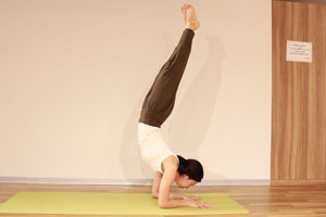 1-2.孔雀の羽のポーズ（※頭立ちのポーズの上級ポーズ2）